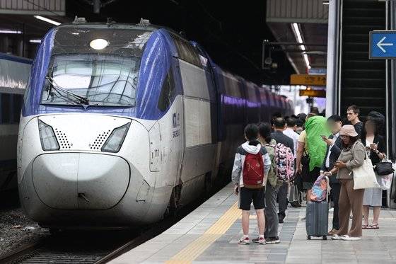 KTX 열차가 서울역 승강장에 들어오는 모습. 뉴스1