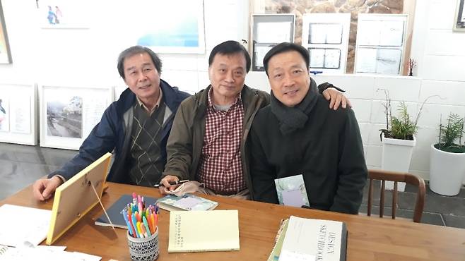 ▲곽재구 시인, 이준석 화가와 함께 자리한 박노식 시인(왼쪽). 사진 : 본인 제공