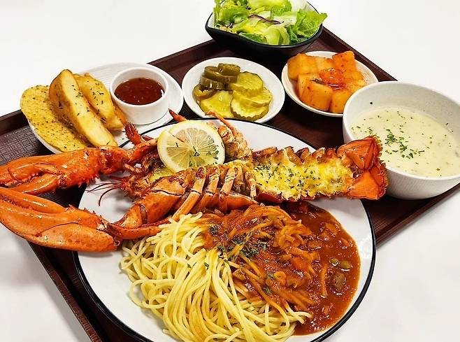 동원홈푸드 한국투자증권점이 특식 메뉴로 선보인 랍스터 오븐구이. 사진=한국투자증권점 인스타그램