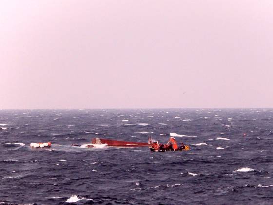 Korea Coast Guard officials and rescuers carry out a search and rescue mission to save the crew of a fishing vessel that capsized 120 kilometers (74 miles) off the coast of Pohang, North Gyeongsang on Sunday. [NEWS1]