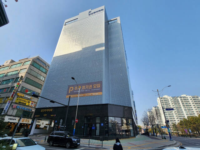 더불어민주당 박선원 부평을 예비후보가 1층에 선거사무소를 차린 삼산주차타워 건물 모습. 이병기기자
