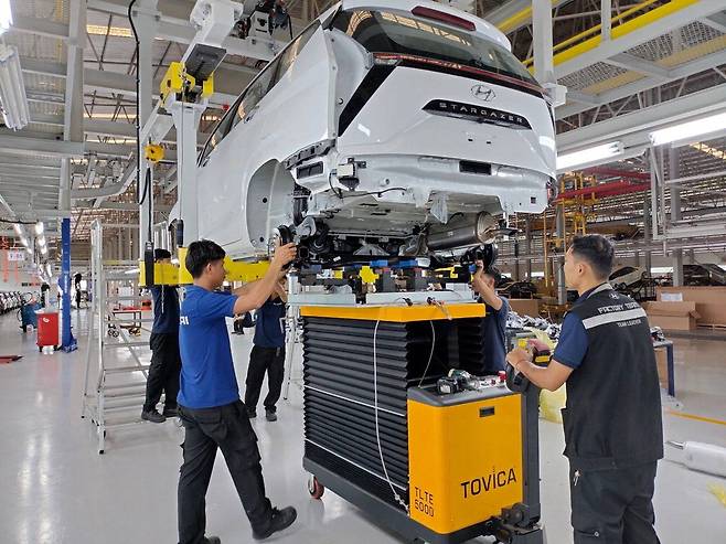 대주·KC그룹 계열사 캄코모터 직원들이 캄보디아 공장에서 모듈 별로 분해돼 수입된 현대차를 재조립하고 있다.  대주·KC그룹