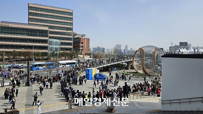 17일 MLB 서울시리즈 스페셜 게임이 열린 서울 고척스카이돔에 야구팬들이 길게 줄지어 서 있다. 김지한 기자