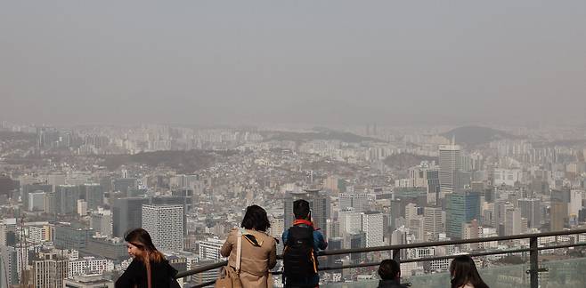 17일 오후 서울 남산에서 바라본 도심이 온통 뿌옇다. 올봄 들어 첫 황사 유입으로 전국 대부분 지역의 대기질이 나빠졌다. 이날 미세먼지 농도는 부산·울산·경남을 제외한 전국에서 '나쁨' 수준이고 수도권과 충청, 호남과 제주는 한때 '매우 나쁨' 수준까지 치솟았다. 18일은 황사가 걷히는 대신 막바지 꽃샘추위가 찾아올 것으로 기상청은 예보했다. 이승환 기자