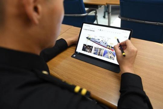 태블릿으로 강의 듣는 해군 사관생도. 해사 제공