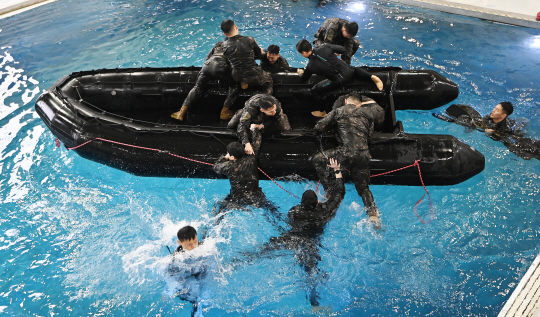 샌드허스트 경연대회에 출전하는 육군사관학교 생도들이 지난해 2월 22일 경기도 평택시 캠프 험프리스에서 수중생존 훈련을 하고 있다. 뉴시스