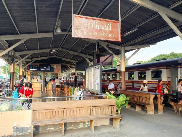 ▲남톡이 종착역인 칸차나부리로 가는 257열차가 톤부리역 승강장에서 출발을 기다리고 있다. ⓒ박흥수