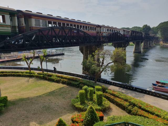 ▲콰이강의 다리를 건너는 257열차. ⓒ박흥수