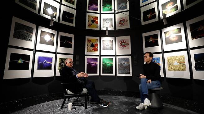 서촌 그라운드 시소 전시장에서 인터뷰 중인 오브리 파월 / 박진호