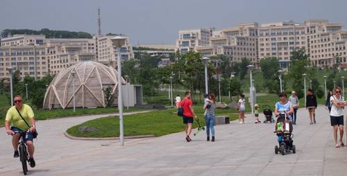 지난 2017년 극동러시아의 제주도로 불리는&nbsp;블라디보스토크 루스키섬의 극동연방대 캠퍼스에서 시민들이 유모차를 밀거나 자전거를 타며 한가로운 주말을 보내고 있다. 김예진 기자
