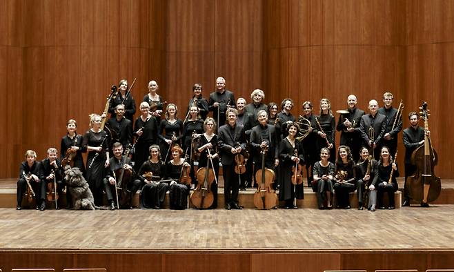 세계적 시대악기 앙상블로 바로크 음악의 전통을 부활시키는 데 기여한 프라이부르크 바로크 오케스트라. 롯데콘서트홀 제공