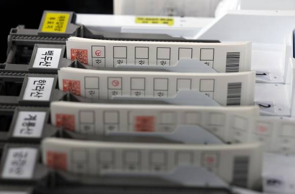 6일 경기 과천시 중앙선거관리위원회에서 열린 제22대 국회의원선거 선거장비 보안자문위원회의에서 선관위의 투표지분류기가 시연되고 있다. 뉴시스