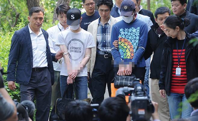 2012년 5월8일 서울 서대문구 창천근린공원에서 대학생 김아무개씨를 흉기로 찔러 살해한 윤아무개군과 이아무개군에 대한 현장검증이 진행되고 있다. ⓒ뉴스1