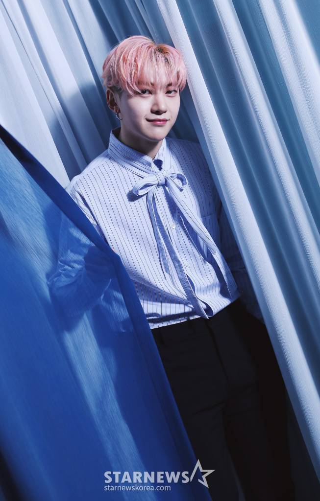 그룹 제로베이스원(ZEROBASEONE) 석매튜가 서울 종로구 스타뉴스 사옥에서 진행된 '2023 아시아 아티스트 어워즈 인 필리핀'(2023 Asia Artist Awards IN THE PHILIPPINES, 이하 2023 AAA) 수상 인터뷰에 앞서 포즈를 취하고 있다.  제로베이스원은 '2023 AAA'에서 AAA 신인상, AAA 베스트 뮤지션상을 수상했다.  제로베이스원은 지난해 7월 데뷔한 이후 지금까지 국내 유력 시상식에서 신인상 9관왕을 포함, 총 15개 트로피를 들어올렸다. /사진=김창현