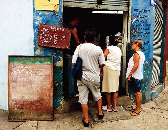 쿠바 국민은 1962년부터 국영 배급소의 일종인 보데가에서 생필품을 배급받고 있다. 사진은 쿠바 수도 아바나에 있는 한 국영 배급소. [위키피디아]