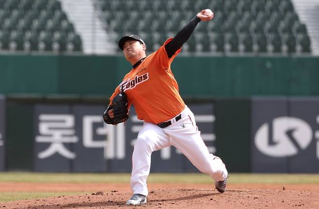 한화 이글스 좌완투수 류현진이 17일 부산 사직야구장에서 열린 2024 신한 SOL Bank KBO리그 롯데 자이언츠와의 시범경기에 선발 등판했다. 류현진은 1회말에 이어 2회말도 실점 없이 마무리했으나 3회말 2점을 헌납했다. 4회말과 5회말을 무실점으로 틀어막으면서 승리투수 요건을 충족했다. 최종 성적은 5이닝 6피안타 무사사구 6탈삼진 2실점이다. 연합뉴스