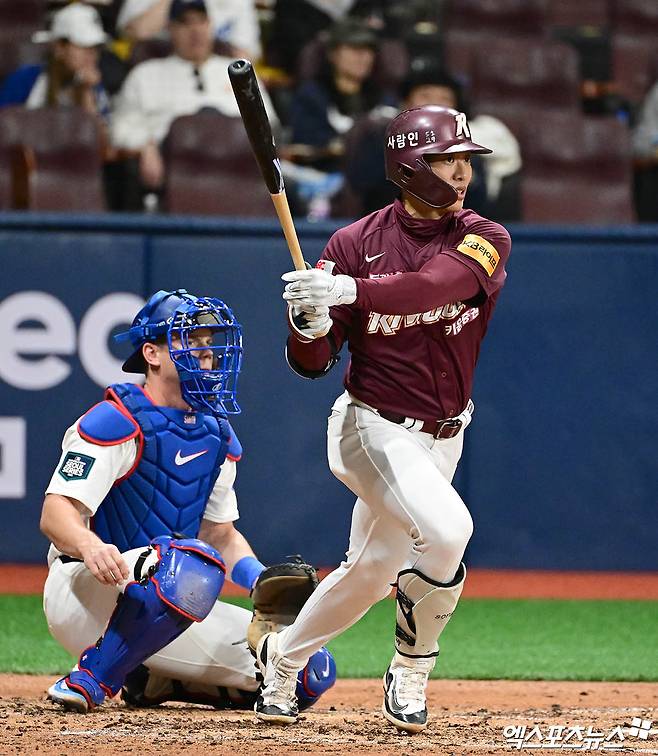 17일 서울 구로구 고척스카이돔에서 열린 메이저리그 월드투어 서울시리즈 2024 스페셜 매치 키움 히어로즈와 LA 다저스의 경기, 3회말 1사 후 키움 송성문이 안타를 치고 있다. 고척, 김한준 박지영 기자