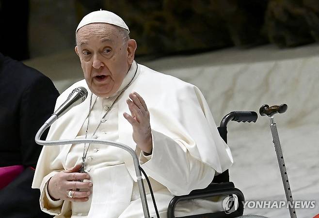 프란치스코 교황 (바티칸 AFP=연합뉴스) 프란치스코 교황이 16일(현지시간) 바티칸 바오로 6세 홀에서 교황청 기부 100주년을 기념해 제수 밤비노 병원 경영진, 의료진, 환자들과 함께한 자리에서 연설하고 있다. 2024.03.16 photo@yna.co.kr