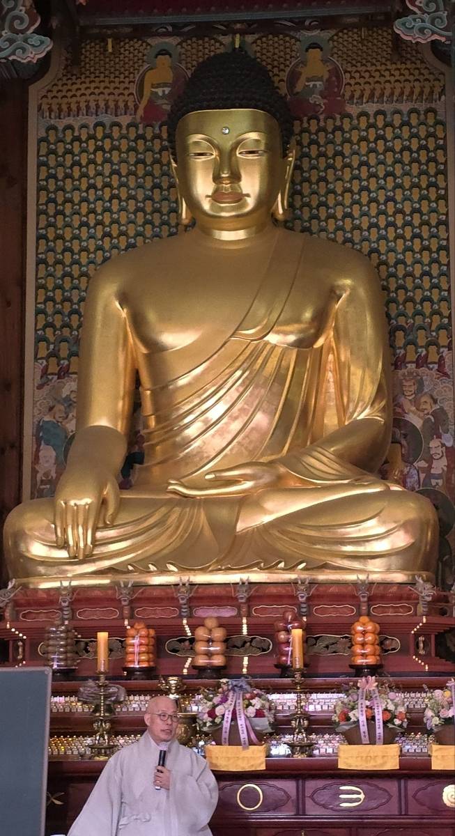 부처님 앞에 선 진우스님 (서울=연합뉴스) 이세원 기자 = 대한불교조계종 총무원장 진우스님이 17일 서울 종로구 소재 조계사 대웅전에서 '선명상으로 찾는 마음의 평안'을 주제로 설법하고 있다. 2024.3.17