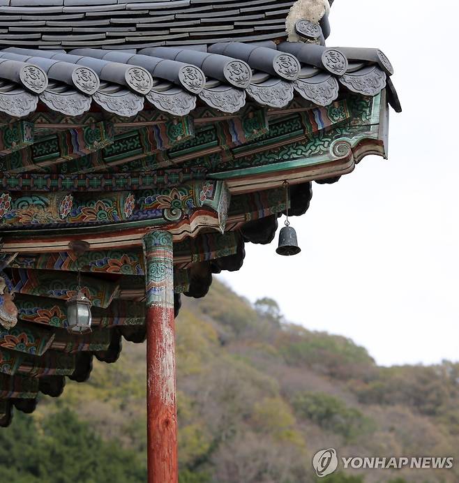 사찰 대웅전 처마에 매달린 풍경 [연합뉴스 자료사진]
