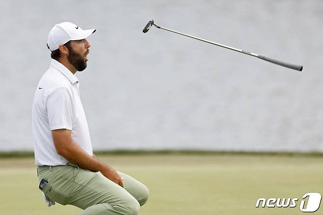 스코티 셰플러(미국)가 18일(한국시간) 열린 PGA투어 플레이어스 챔피언십에서 18번홀을 마친 뒤 퍼터를 집어던지며 기뻐하고 있다. ⓒ AFP=뉴스1