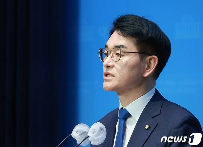 박용진 더불어민주당 의원이 17일 서울 여의도 국회 소통관에서 기자회견을 하고 있다.(공동취재)/뉴스1 ⓒ News1 송원영 기자