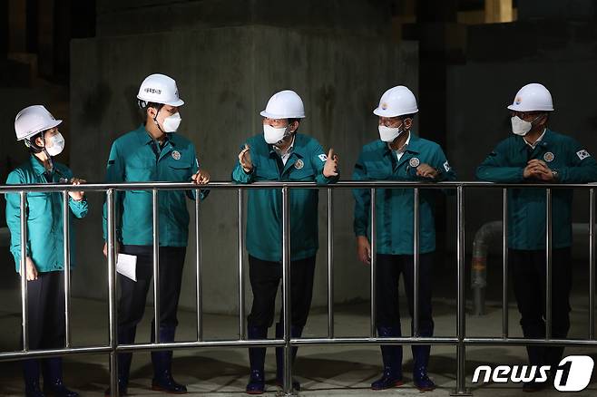 윤석열 대통령이 2022년 8월23일 오후 서울 양천구 신월동 대심도 빗물터널(저류배수시설)을 찾아 오세훈 시장과 대화하고 있다. (대통령실 제공) 2022.8.23/뉴스1 ⓒ News1 안은나 기자
