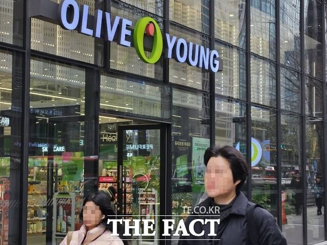 CJ올리브영이 CJ그룹 핵심 사업체로 성장하면서 해외사업 등 외연 확장에 속도를 내는 가운데 지난해 7월 중단된 기업공개(IPO) 계획에 관심이 쏠리고 있다. 사진은 서울 강남구 올리브영 매장 /우지수 기자