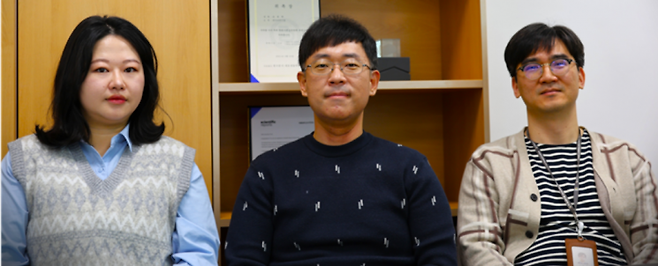 (좌측부터) 이슬아 박사후 연수연구원, 윤종혁 책임연구원, 이찬희 선임연구원