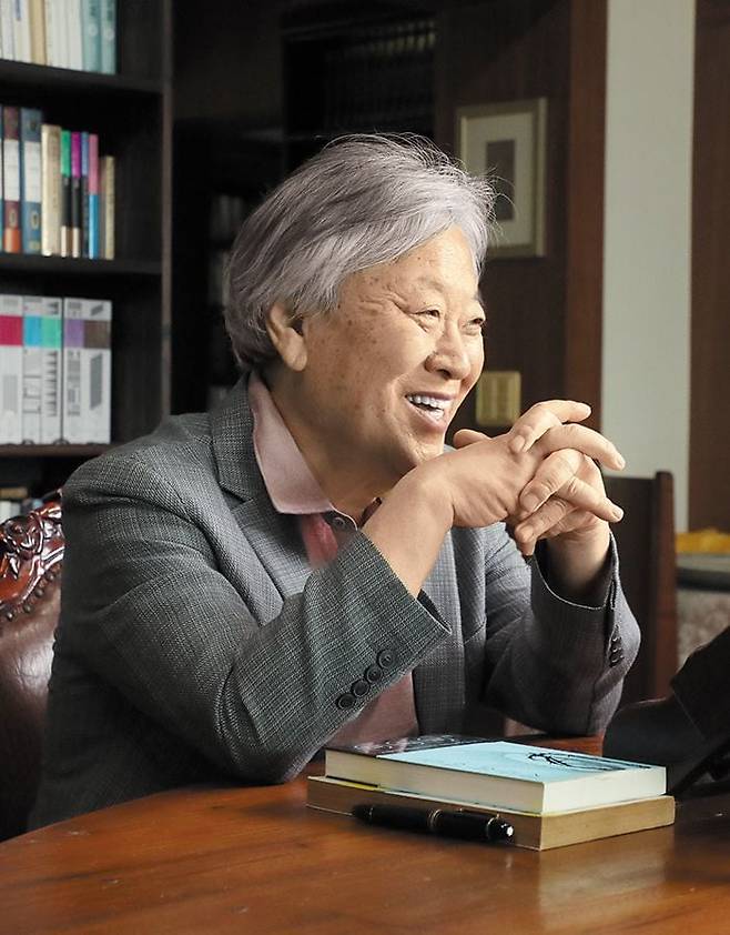 소설가 이문열은 ‘우리들의 일그러진 영웅’을 포함해 ‘영웅’이 들어간 소설이 많다는 이야기에 “제가 영웅주의가 있나 보다”라며 웃었다. 그는 “영웅, 히어로 같은 개념들은 원래 구체적인 명사가 아니라 각자 고유의 뜻을 가진 말에서 기인한 거다. 그러나 지금 시대엔 자칭 영웅, 다른 말로 바꾸면 돋보이고 싶은 사람들이 많은 듯하다”고 했다. /오종찬 기자