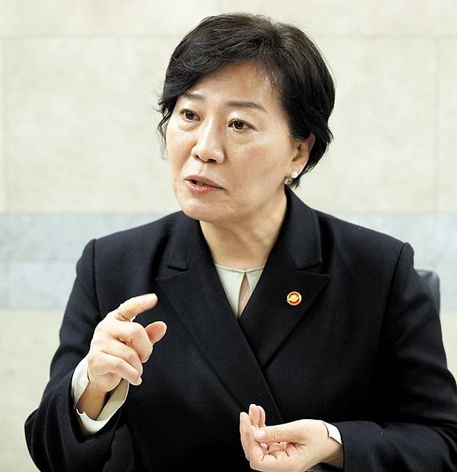 작년 말 취임한 송미령 농림축산식품부 장관은 15일 본지와 첫 인터뷰를 갖고 “사과 등 과일, 채소류 물가 급등에 막중한 책임감을 느낀다”며 “농산물 수급 불안이 반복되지 않도록 보다 근본적 중장기 대책을 마련하겠다”고 말했다. /박상훈 기자
