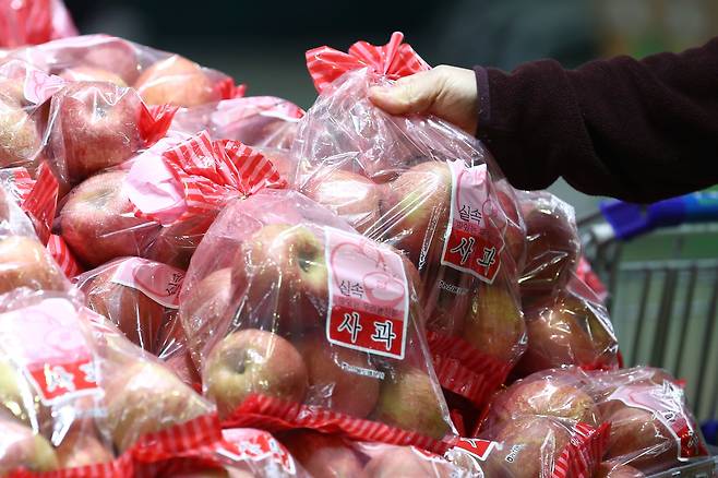 과일·채소류의 가격 급등이 이어지고 있는 14일 서울 서초구 하나로마트 양재점에서 열린 대국민 물가안정 할인행사를 찾은 고객이 실속사과를 살펴보고 있다. /뉴스1