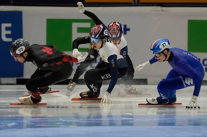 남자 1000m 결승에서 황대헌이 박지원을 밀쳐 선두를 차지하는 모습. 박지원은 휘청거리다 대열에서 이탈해 넘어졌다. /AP 연합뉴스