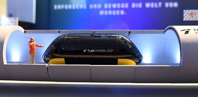 독일의 한 회사가 2021년 공개한 하이퍼루프 모형의 모습. 일론 머스크를 비롯한 전 세계 기업가들은 하이퍼루프를 미래 교통수단으로 점찍고 기술 개발에 많은 투자를 하고 있다./AFP 연합뉴스