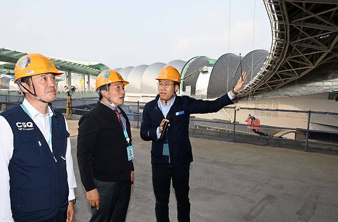 이학재 인천국제공항공사 사장이 2023년 11월 1일 인천국제공항 제2여객터미널에서 터미널 확장 공사 현장 점검을 하고 있다. /뉴스1