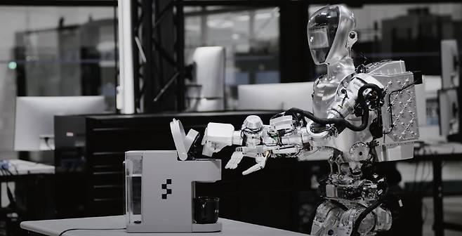 피규어AI의 휴머노이드 '피규어01'이 캡슐 커피를 만들고 있다. 사진 피규어AI 유튜브