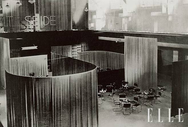 1927년 베를린에서 열린 〈Die Mode der Dame〉 전시장 한쪽에 마련된 벨벳과 실크 카페. Ⓒ Digital image, The Museum of Modern Art, New York/Scala, Florence.