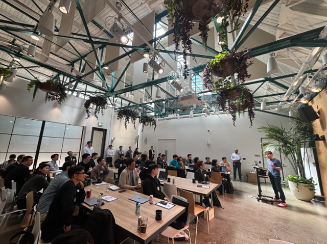 샘 올트먼 오픈AI 최고경영자(CEO)가 지난 14일 미국 샌프란시스코 오픈AI 본사에서 한국 취재진, 스타트업 관계자들의 질의에 답하고 있다. 중소기업벤처부 제공