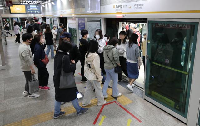 2023년 5월 경기 김포골드라인 걸포북변역에서 시민들이 김포공항역행 지하철에 탑승하고 있다. 경기도와 김포시는 김포골드라인 출퇴근 시간 혼잡 완화를 위해 대체 노선인 70번 버스를 이날부터 32회 추가 투입한다고 밝혔다. 김포=뉴스1
