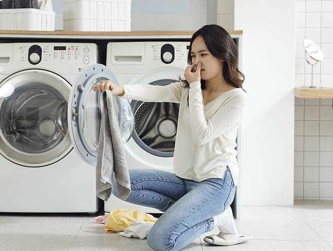세탁한 옷감에서 냄새가 난다면 세탁기의 세제 칸, 배수 필터 등을 청소하는 게 좋다./사진=게티이미지뱅크