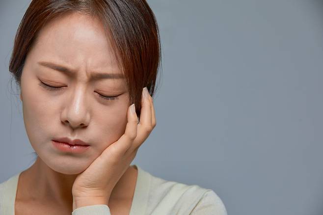 월경성 치은염은 월경할 무렵 여성호르몬 분비 증가로 평소보다 잇몸이 붓고 예민해지는 상태를 말한다./사진=게티이미지뱅크