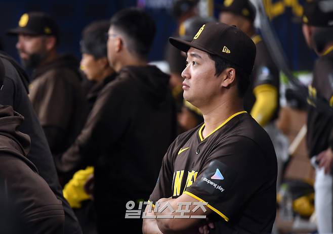17일 서울 고척스카이돔에서 ‘메이저리그 월드투어 서울 시리즈 2024’ 샌디에이고 파드리스와 팀 코리아의 경기가 열렸다.샌디에이고 파드리스 고우석이 더그아웃에서 경기를 바라보고 있다. 고척돔=정시종 기자&nbsp;