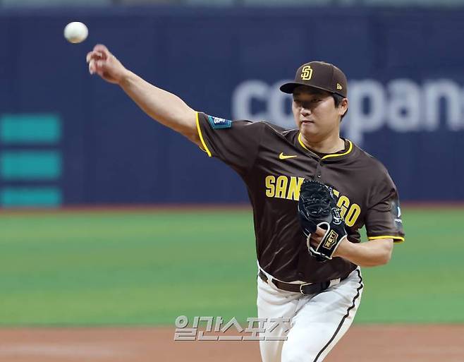 한국에서 사상 최초로 열리는 미국프로야구 메이저리그(MLB) 정규시즌 개막전을 앞두고 샌디에이고 파드리스가 16일 오후 고척스카이돔에서 훈련했다. 고우석이 수비훈련 하고있다. 고척돔=정시종 기자&nbsp;