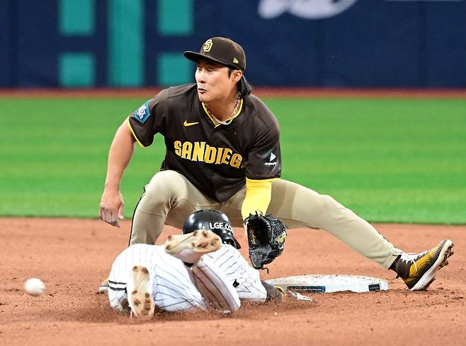 18일 서울 고척스카이돔에서 ‘메이저리그 월드투어 서울 시리즈 2024’ 샌디에이고 파드리스와 LG 트윈스의 연습경기가 진행됐다.6회말 무사 1루에서 LG 신민재가 샌디에이고 김하성에 앞서 2루 도루에 성공하고 있다. 고척돔=정시종 기자