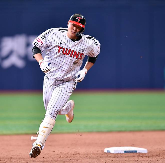 LG 3번타자 이재원이 18일 서울 고척스카이돔에서 열린 ‘메이저리그 월드투어 서울 시리즈 2024’ 샌디에이고 파드리스와 LG 트윈스의 경기 9회말 1사 1루에서 고우석을 상대로 추격 투런포를 터트린 후 홈인하고 있다 고척돔=정시종 기자