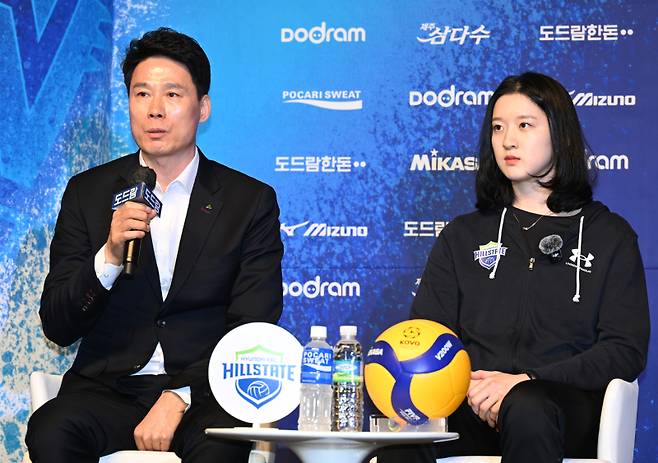 2023~24 V리그 포스트시즌 미디어데이에 참석한 이다현(오른쪽)과 강성형 현대건설 감독. 사진=KOVO