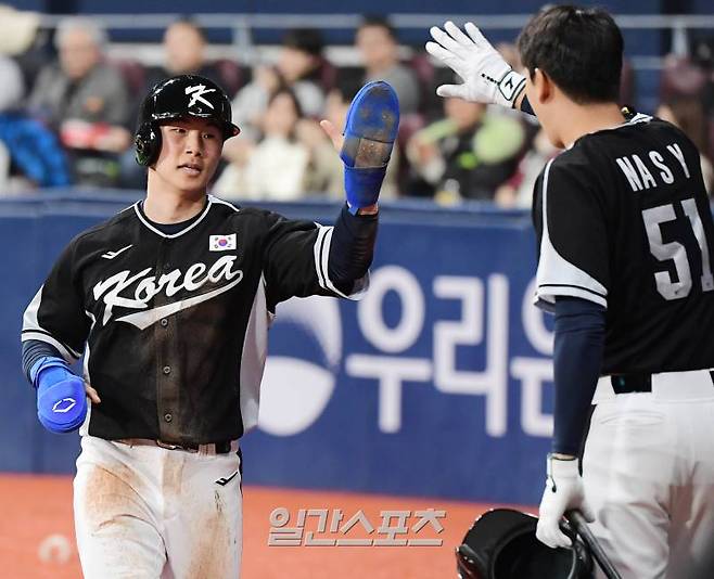 'MLB 월드투어 서울 시리즈 2024’ 팀 코리아와 LA 다저스의 경기가 18일 오후 서울 고척스카이돔에서 열렸다. 3회초 1사 3루 강백호의 희생플라이 때 김혜성이 득점하고 있다 고척=정시종 기자&nbsp;