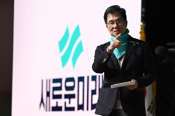 신경민 새로운미래 공동선거대책위원장이 10일 오후 광주 서구 김대중컨벤션센터에서 열린 새로운미래의 결의대회에서 당의 로고를 선보이고 있다. [사진=뉴시스]