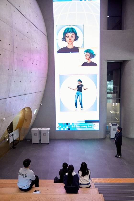 인공지능 기술로 만들어진 AI 휴먼 틸다가 직접 LG디스커버리랩에 대해 소개해줬다.