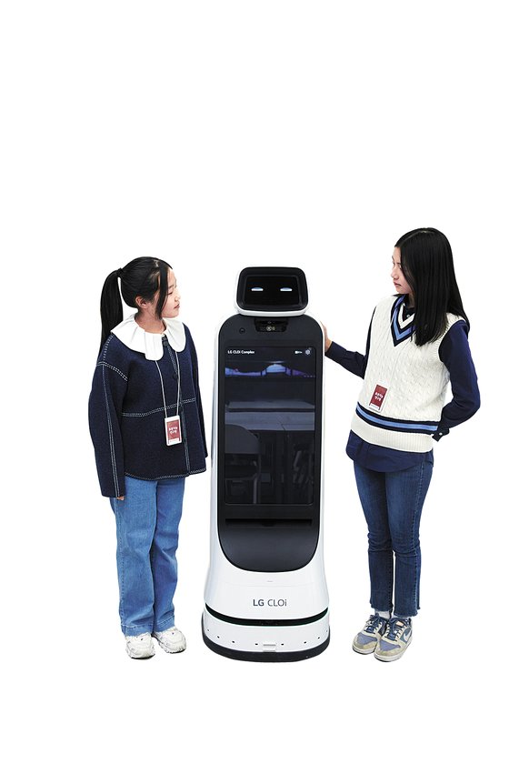 공항이나 박물관에서 한 번쯤 만나본 적 있는 LG클로이 가이드 로봇으로 슬램과 내비게이션 기술을 알아봤다.